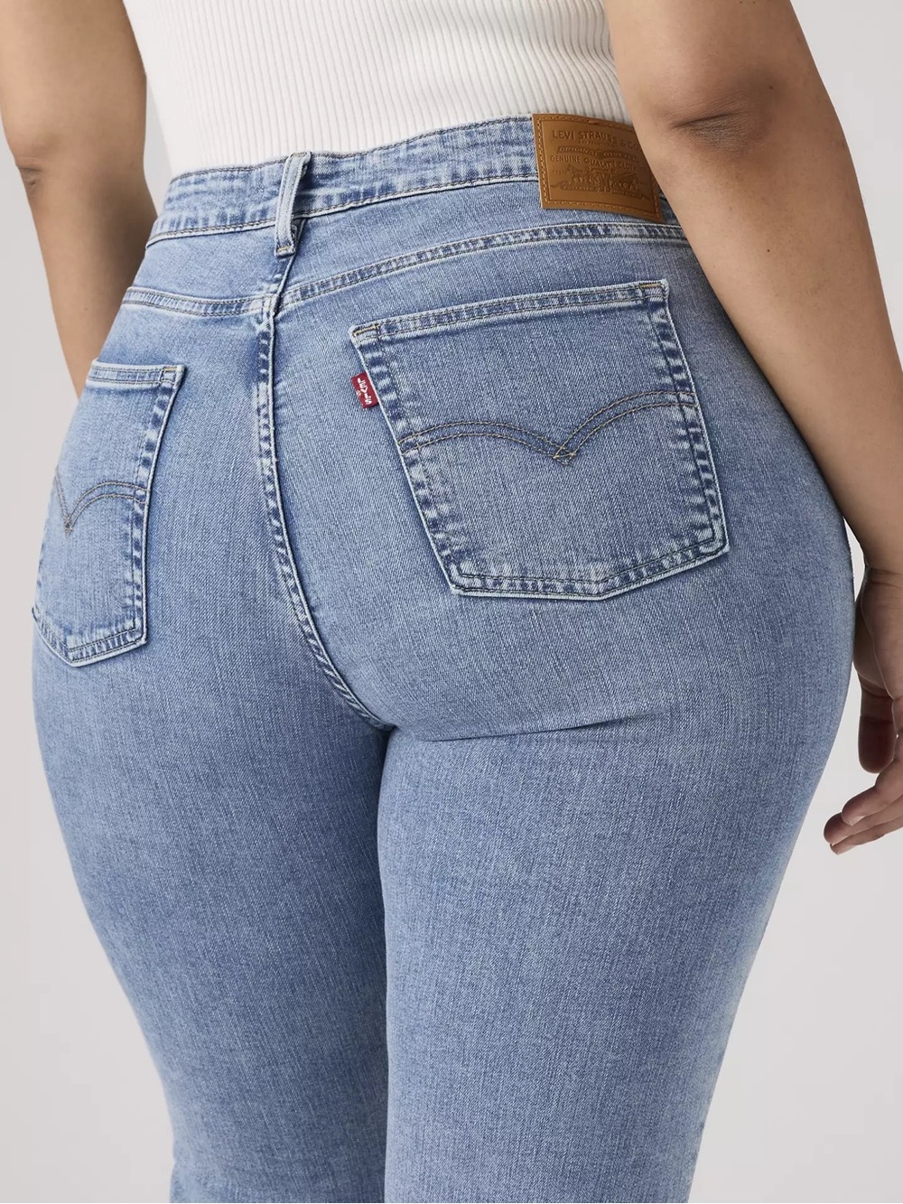 Levi’s 725 boot cut jean in original light blue wash. Size: 29/34 - Picture 2 of 10